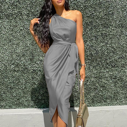 Damen Kleid mit asymmetrischem Schnitt und elegantem Detail EB