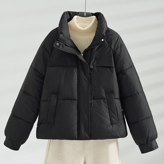 Damen nan kurze wattierte Boxy-Jacke mit hohem Stehkragen, Kordelbrustzug und schrägen Pattentaschen EB