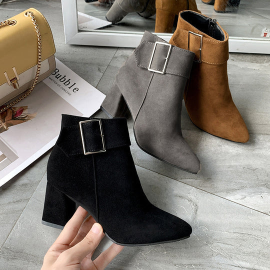 Damen nan elegante Wildlederoptik Stiefelette mit mittelhohem Blockabsatz und breitem Schnallenriemen EB