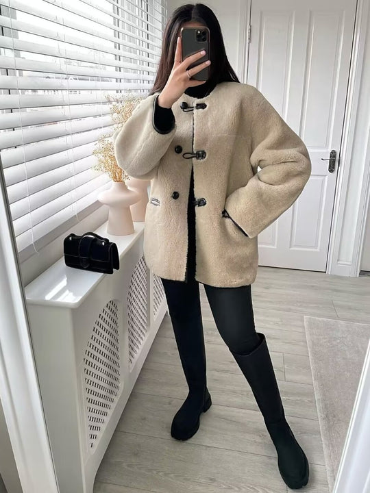 Damen Kuschelige Fluff-Jacke mit Knopfverschluss und praktischen Taschen EB