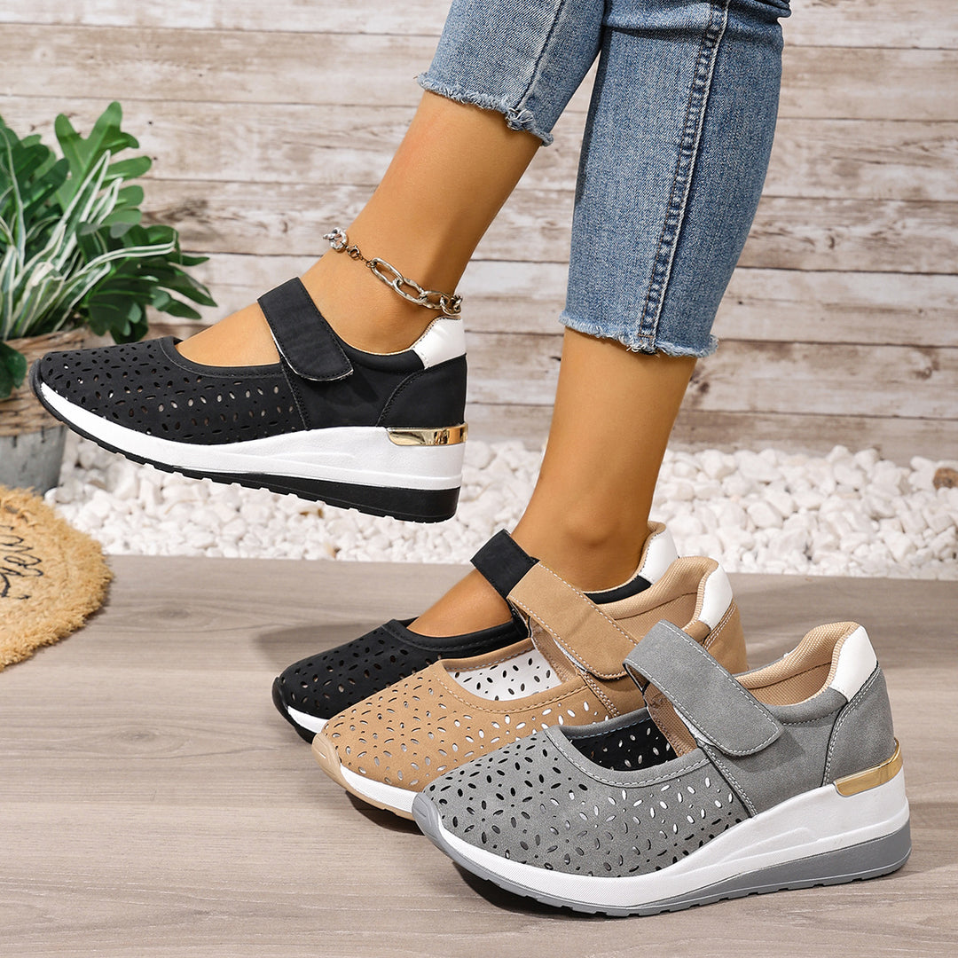 Damen  sportlich-elegante Mary-Jane Keilslipper mit Klettverschluss und perforiertem Obermaterial EB