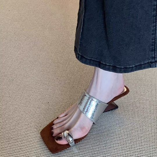 Damen Elegante Sandalen mit dekorativem Goldakzent und komfortablem Fußbett EB
