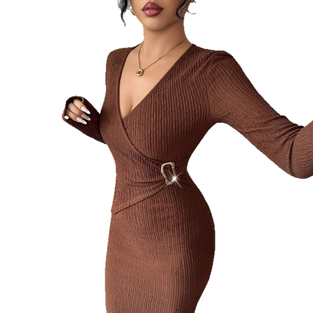 Damen nan tailliertes Wickelkleid mit V-Ausschnitt, strukturierter Knitteroptik und dekorativer Gürtelschließe EB