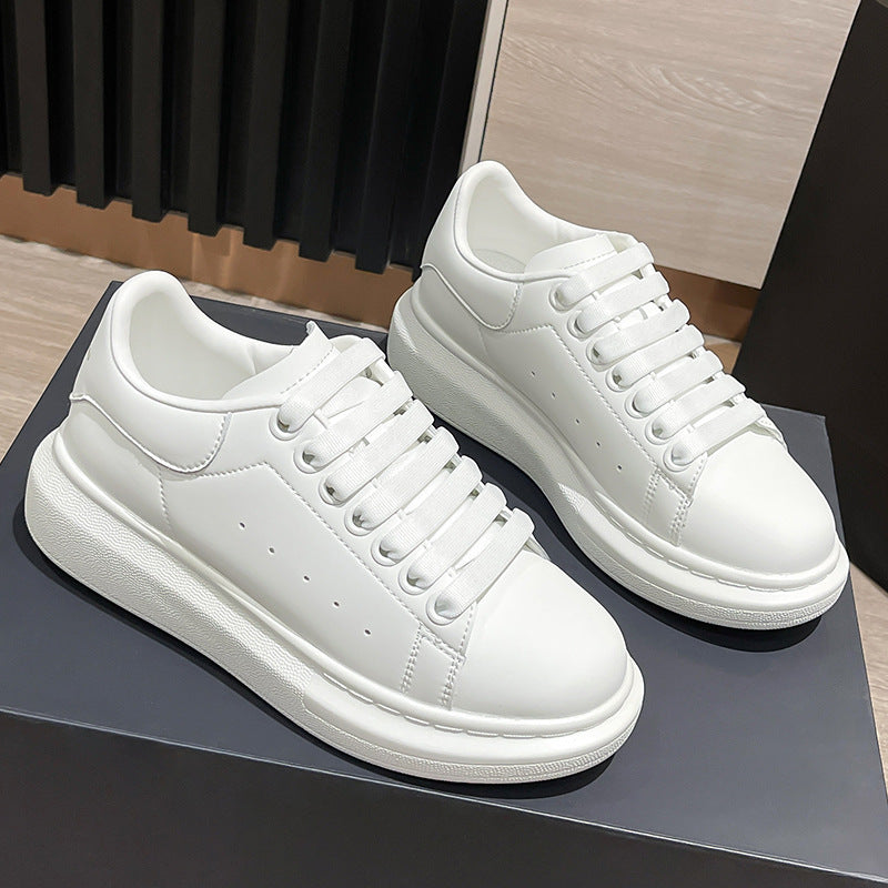 Unisex minimalistische Plateausneaker aus glattem Kunstleder mit gepolstertem Fersenkragen und dämpfender Leichtsohle EB