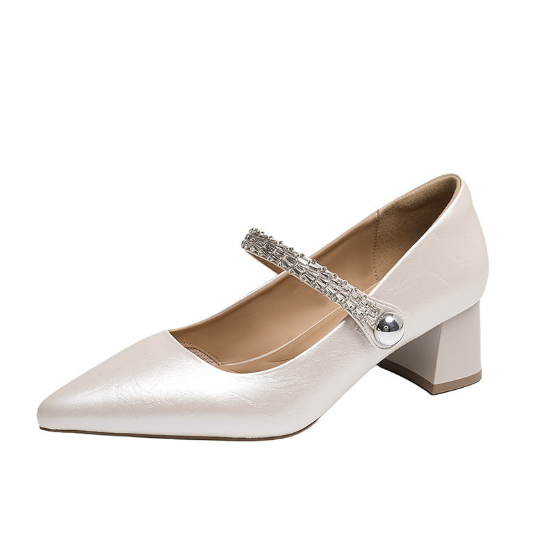 Damen spitze Pumps mit verziertem Riemchen und elegantem Blockabsatz EB
