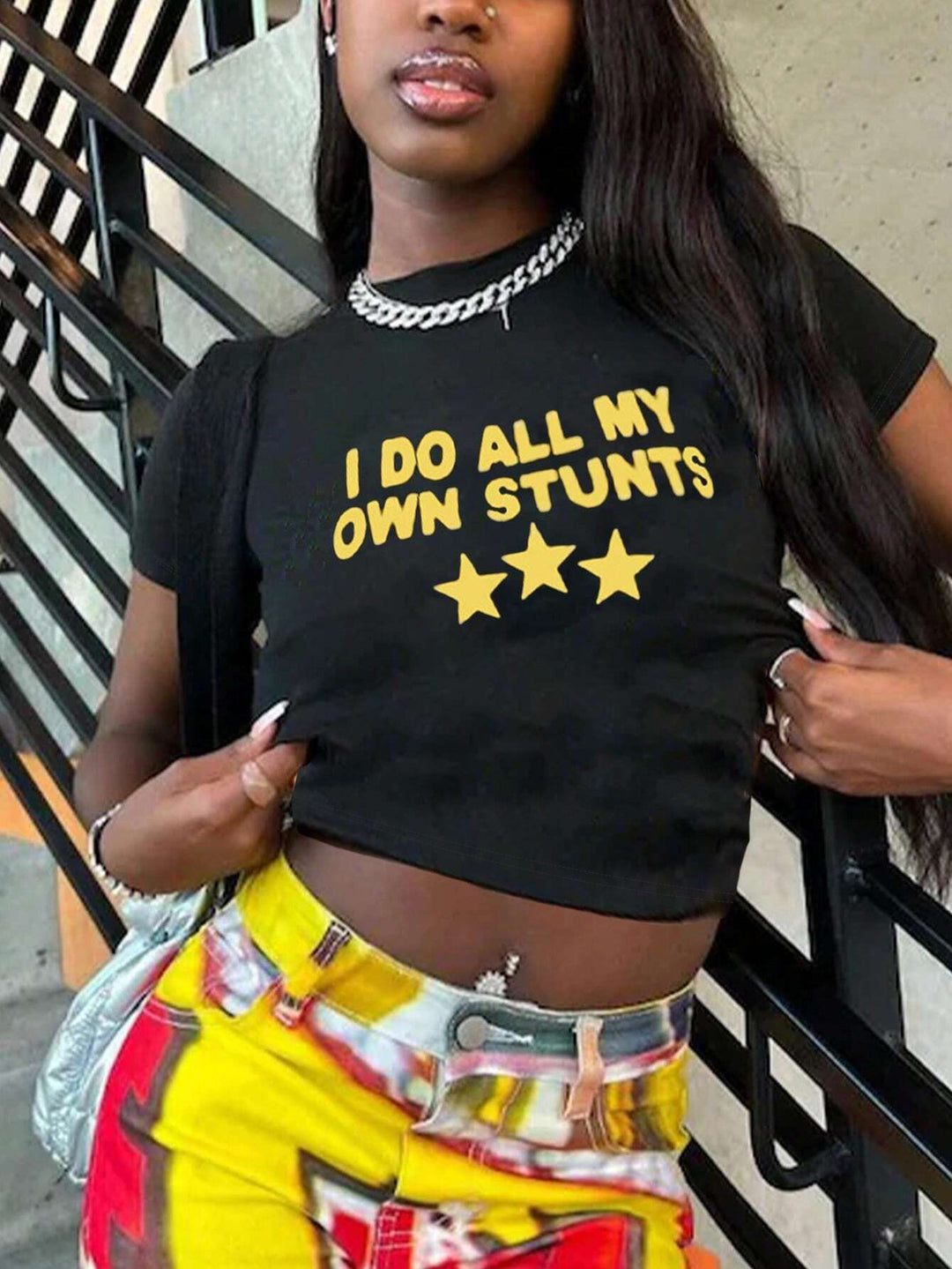 Damen Crop-Top mit kreativem Grafikdesign und modernem Schriftzug EB