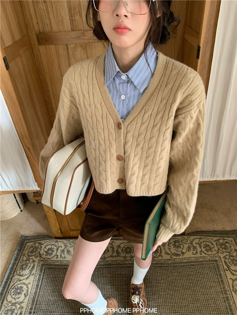 Damen Modischer kurz geschnittener Strick-Cardigan mit Zopfmuster und Knopfdetail EB