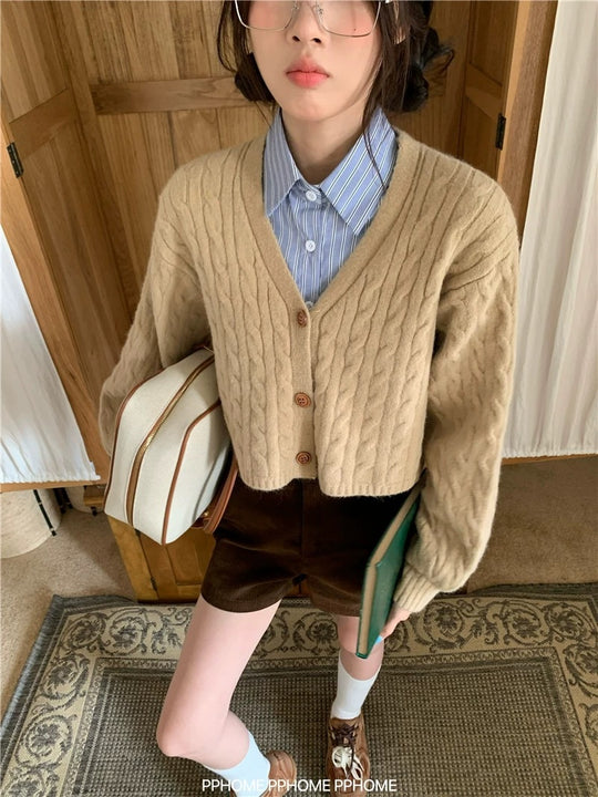 Damen Modischer kurz geschnittener Strick-Cardigan mit Zopfmuster und Knopfdetail EB
