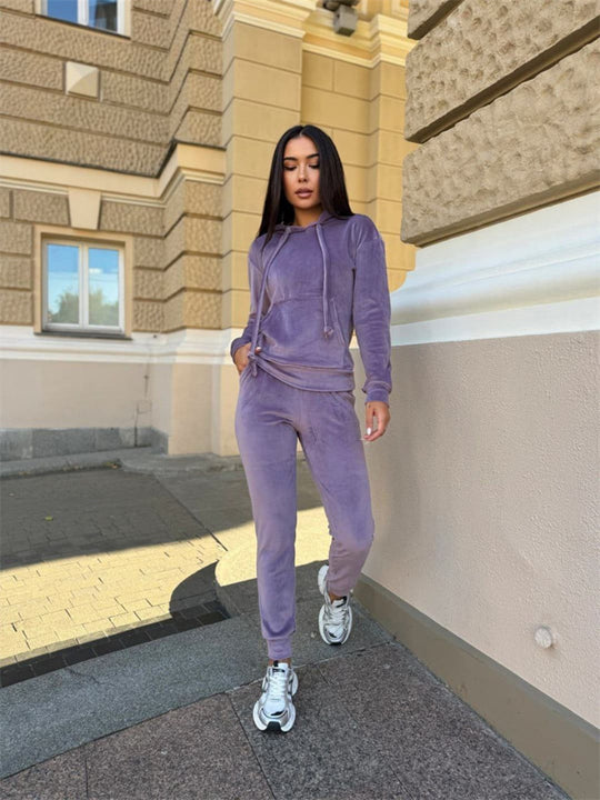 Damen weiches Velours-Lounge-Set mit Kapuzenpullover und tapered Jogginghose Eichborn Berlin