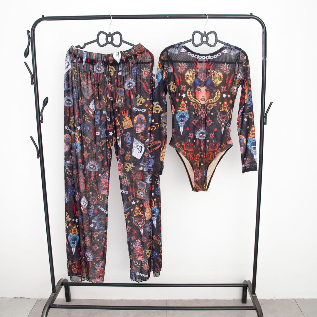 Damen modisches Badeoutfit mit langärmeligen Oberteil und lässigen Pants EB