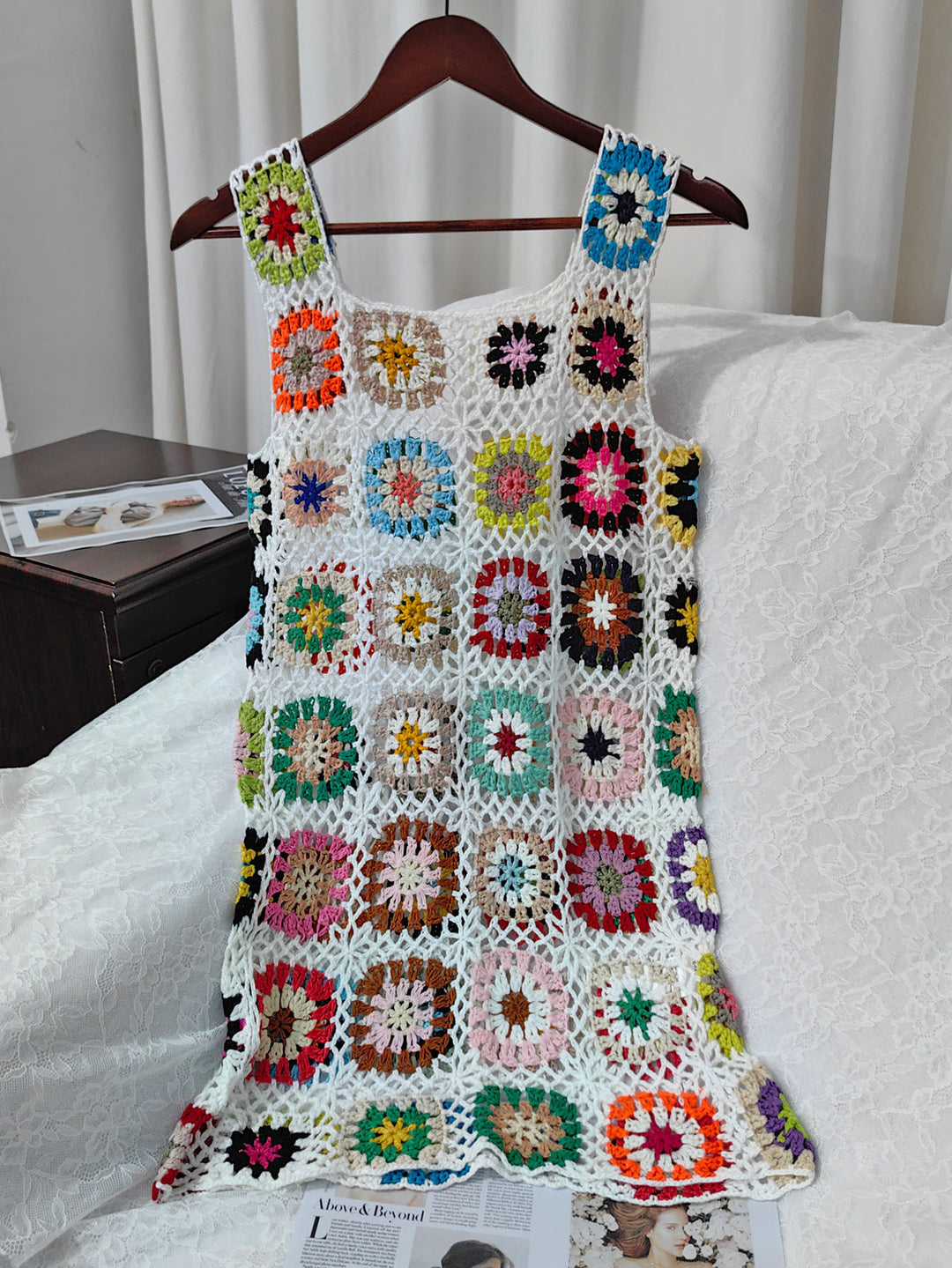 Damen luftiges Häkelkleid mit buntem Granny-Quadrat-Muster EB