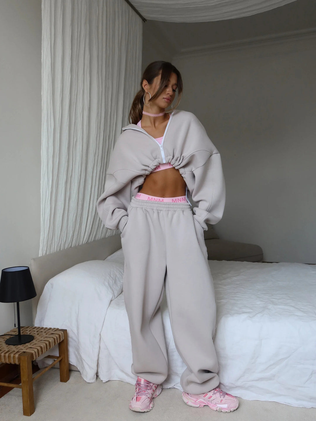 Damen kurzes Oversize-Scuba-Zip-Hoodie mit Tunnelzug und figurformender High-Waist-Jogginghose Eichborn Berlin