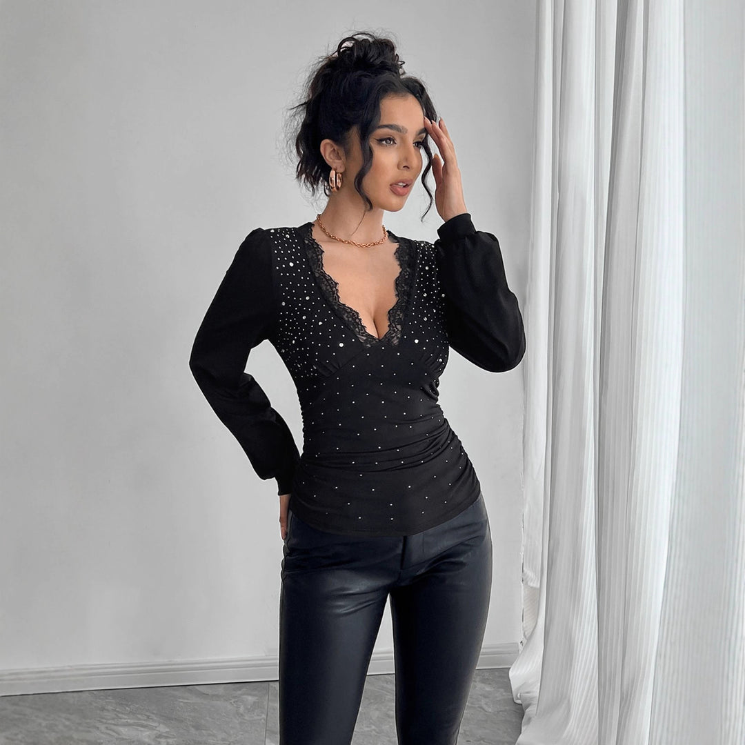 Damen nan tailliertes Langarm-Shirt mit tiefem Spitzen-Dekolleté, Raffung und Kristallbesatz EB