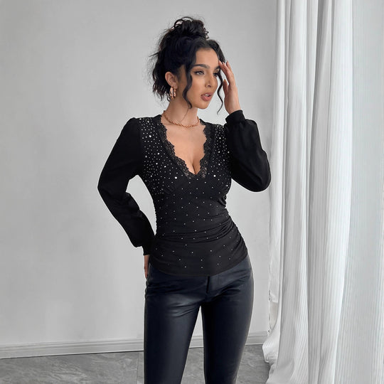 Damen nan tailliertes Langarm-Shirt mit tiefem Spitzen-Dekolleté, Raffung und Kristallbesatz EB