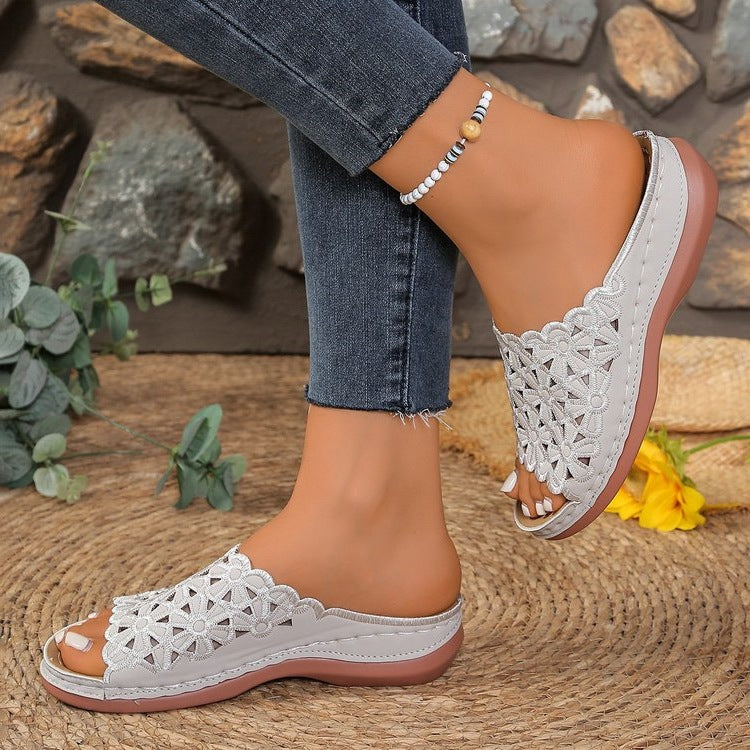 Damen Komfortable Slip-On Sandalen mit filigranem Blumendesign EB