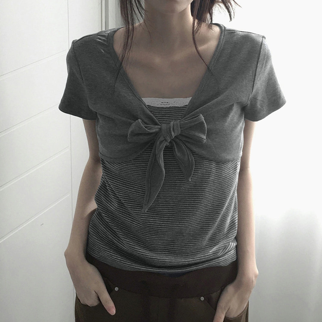 Damen kurzes T-Shirt mit Knoten-Detail und gestreiftem Design EB
