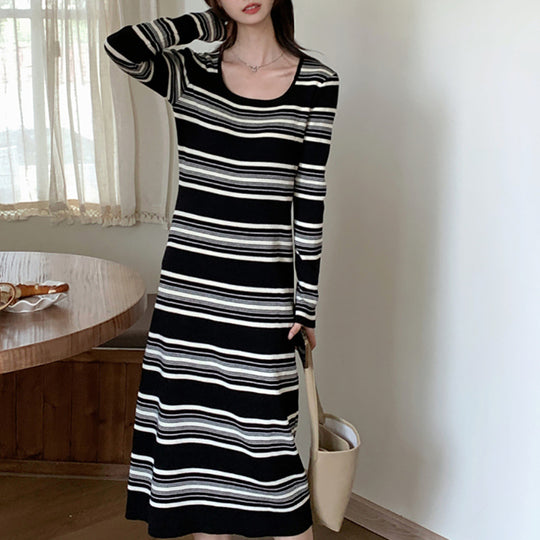Damen Langärmliges gestreiftes Kleid mit figurbetontem Schnitt und Rundhalsausschnitt EB