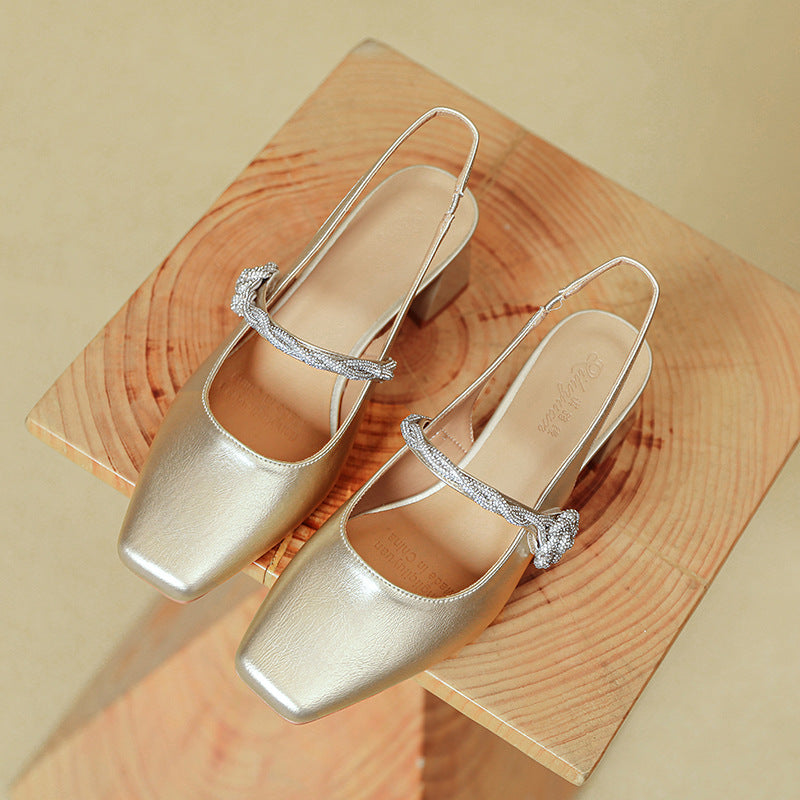 Damen Slingback-Pumps mit elegantem Glanz und dekorativem Riemen EB