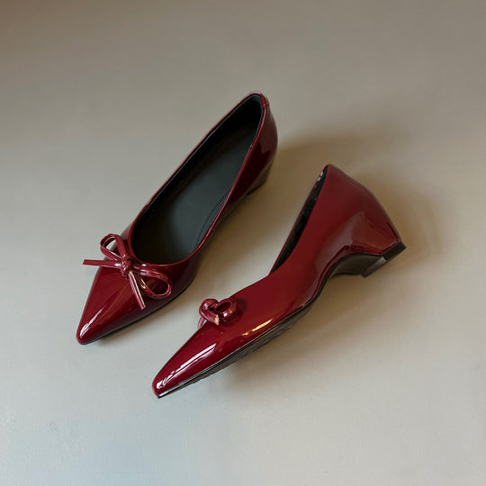 Damen elegante Ballerinas mit dekorativem Schleifenakzent und glänzender Lackoberfläche EB