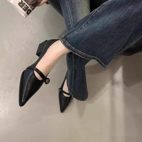 Damen Elegante Pumps mit modernem Riemen und stilvollem Akzent EB