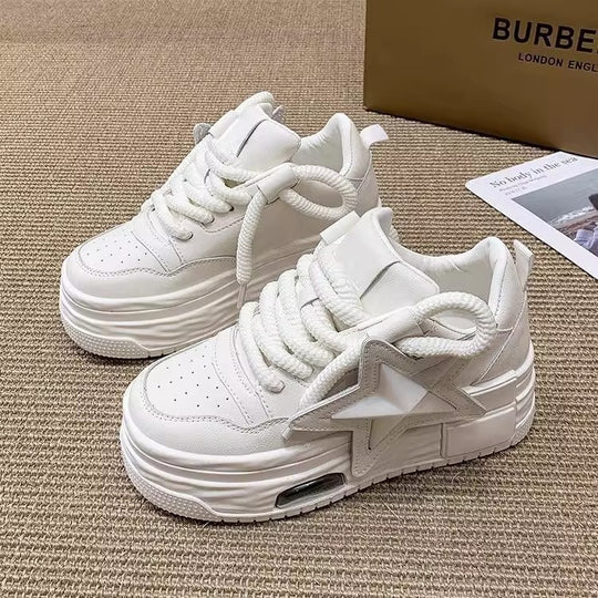 Damen modische Sneakers mit auffälliger Sternenapplikation und komfortabler Dämpfung EB