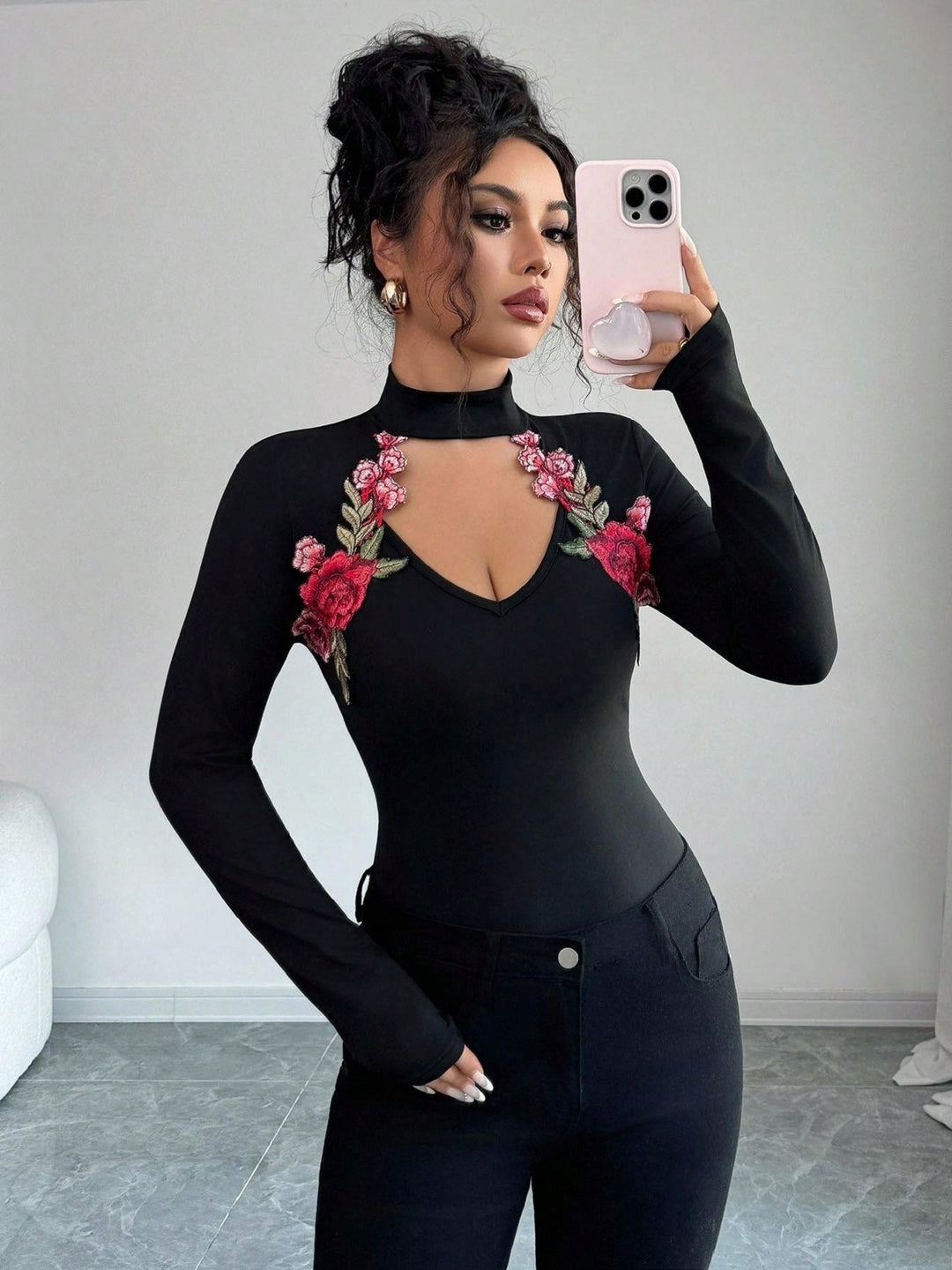 Damen nan taillierter Langarm-Body mit Stehkragen, V-Ausschnitt und floraler Stickapplikation EB