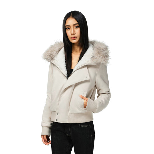 Damen nan kurze Lammfelloptik-Bomberjacke mit voluminöser Kapuzenblende und Daumenlochbündchen EB