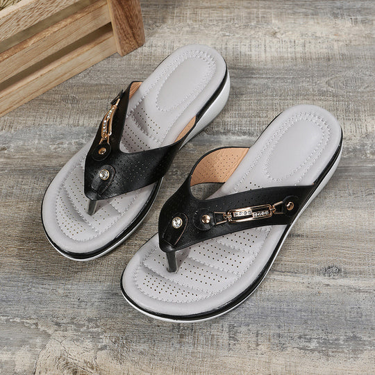 Damen modische Zehentrenner-Sandalen mit gepolstertem Fußbett und dekorativen Nieten EB