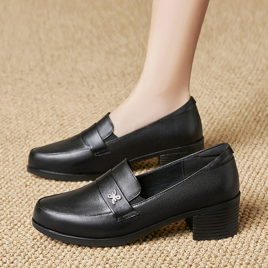 Damen Elegante und komfortable Mokassins mit modischem Schmuckdetail EB