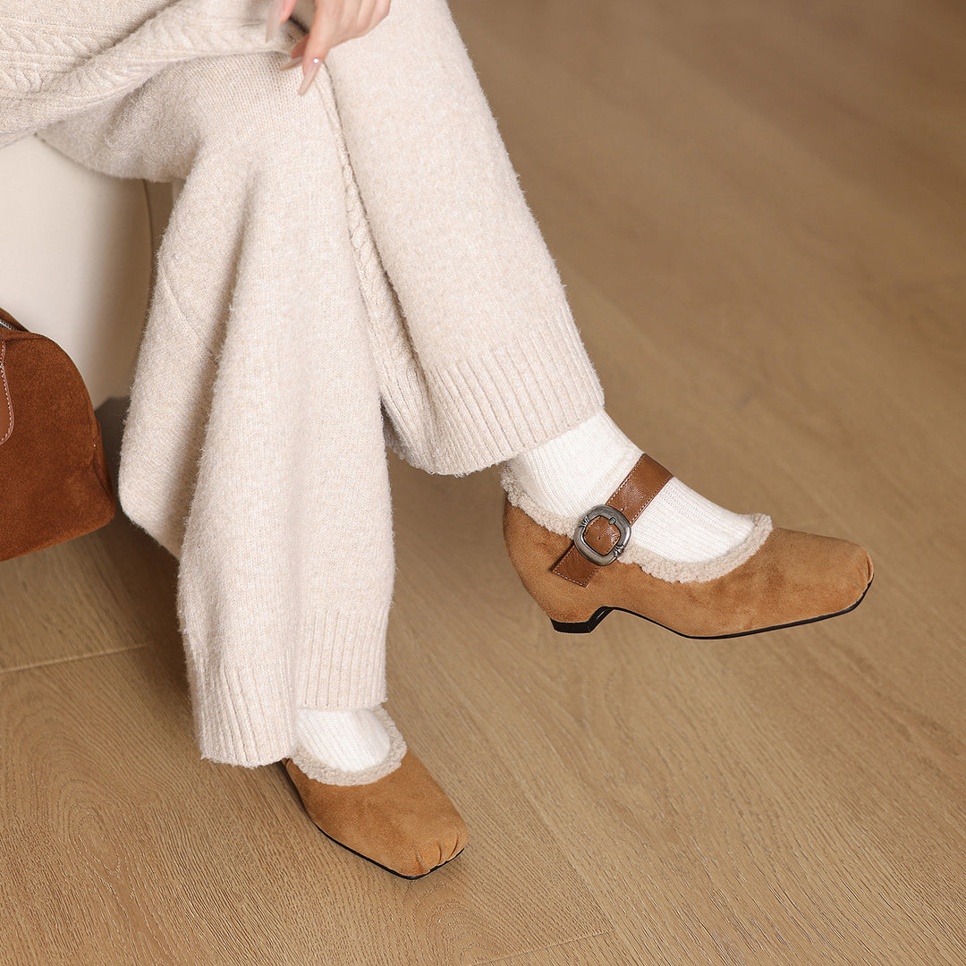 Damen Hausschuhe mit verstellbarem Riemen und kuscheligem Innenfutter EB