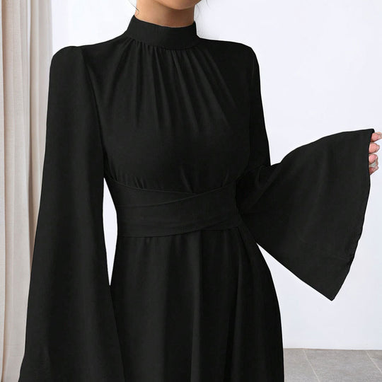 Damen elegantes Maxikleid mit Stehkragen, geraffter Taillenpartie und ausgestelltem A‑Linien‑Rock Eichborn Berlin