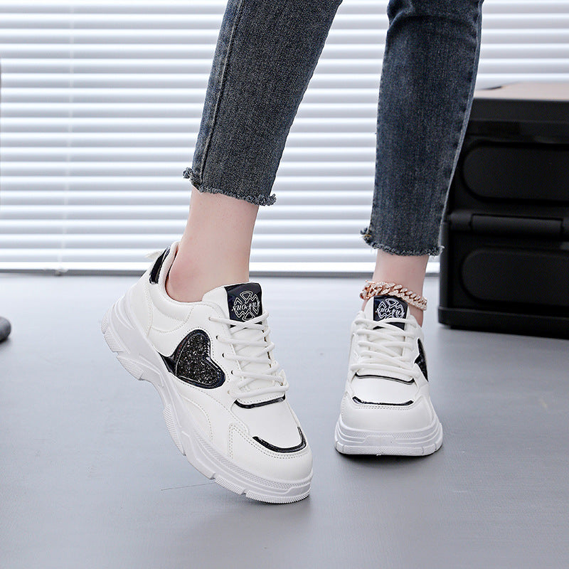 Damen Sportliche Sneakers mit glitzerndem Herz-Detail EB