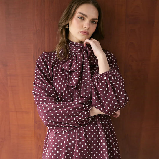 Damen Kleid mit elegantem Stehkragen und verspieltem Punkte-Design EB
