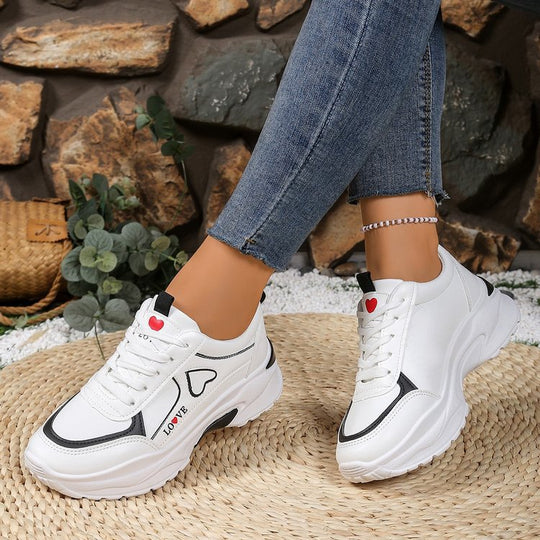 Damen Sneakers mit verspieltem Herzdesign und gepolsterter Sohle EB