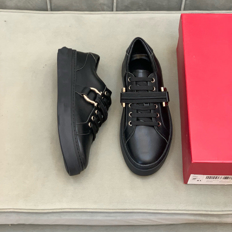 Damen Sneakers mit modischem Schnallen-Detail und rutschfester Sohle EB