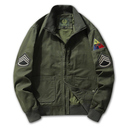 Herren nan militärisch inspirierte Bomberjacke mit aufgesetzten Patches, verdecktem Reißverschluss und elastischen Bündchen EB
