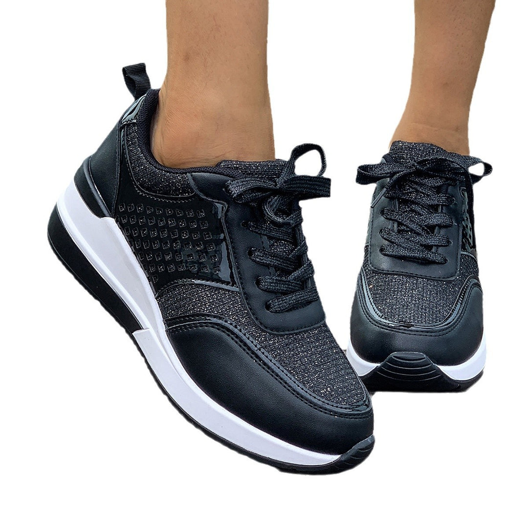 Damen stylische Keil-Sneaker mit metallischer Optik großflächigen Ziersteinen und gepolstertem Komfortfußbett EB