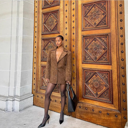 Damen Designer-Sakko mit tiefem V-Ausschnitt und modernen Details EB