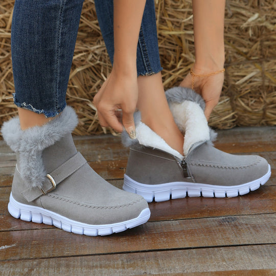 Damen nan gefütterte Kurzstiefel mit Kunstfellbesatz, Velourslederoptik, seitlichem Reißverschluss, dekorativer Metallschnalle und profilierter Lightweight-Sohle EB