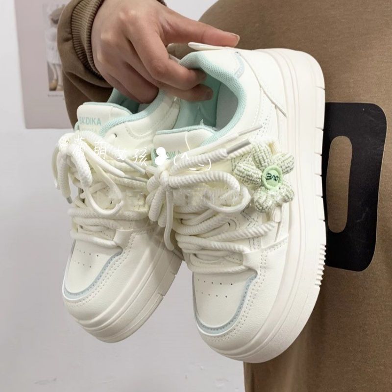 Damen Sneakers mit floralem Anhänger und komfortabler Sohle EB