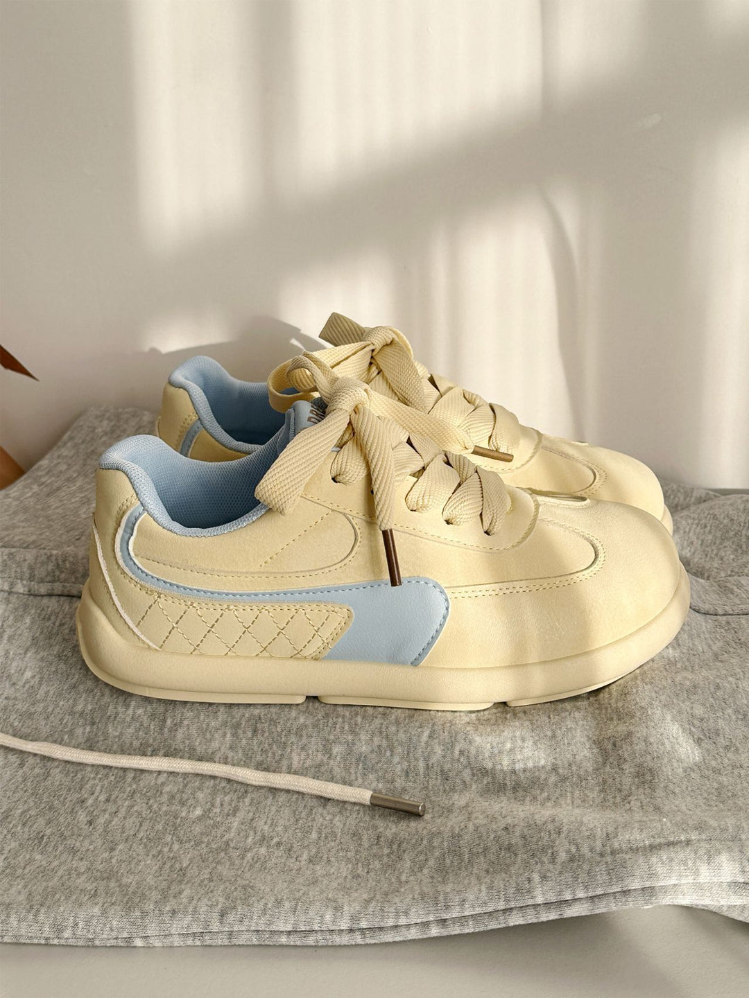 Damen Sneaker mit modischen Akzenten und rutschfester Sohle EB