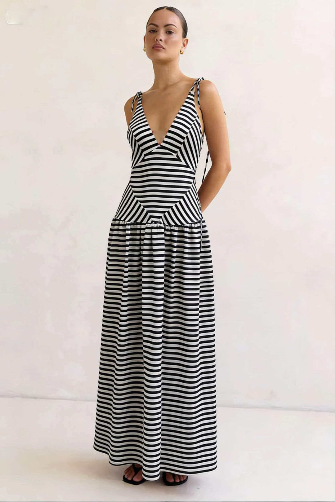 Damen Maxikleid mit tiefem V-Ausschnitt und modernem Streifenmuster EB