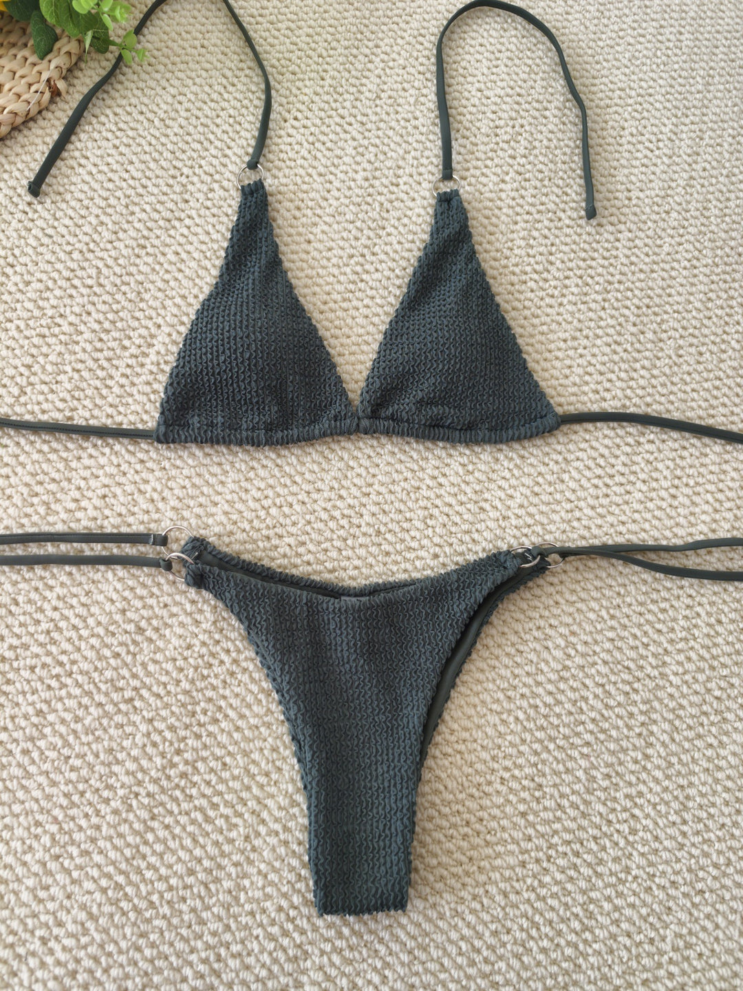Damen Triangel-Bikini mit strukturiertem Gewebe und eleganten Ringverzierungen EB