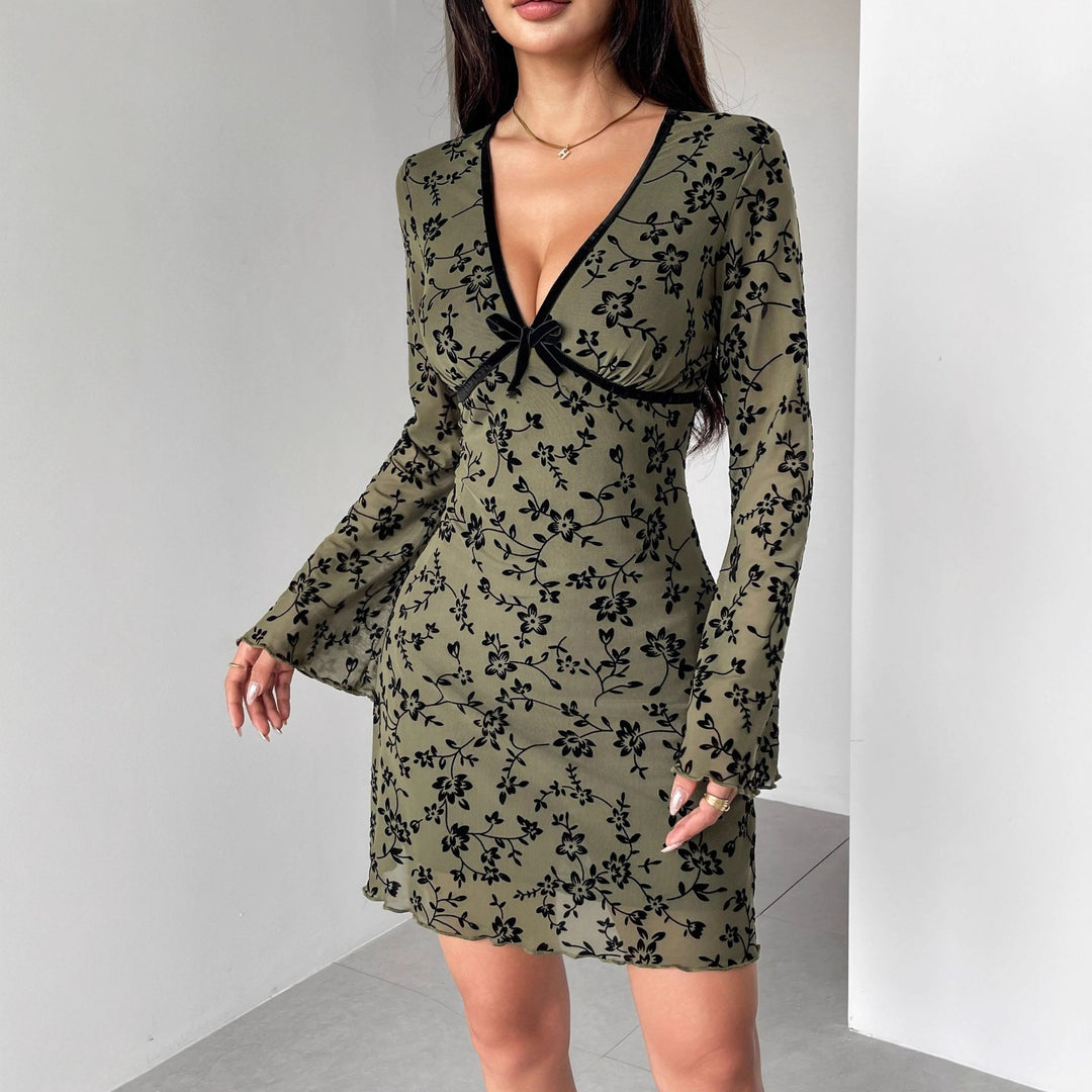 Damen nan tailliertes Netzstoff-Minikleid mit Samtflock-Blütenmuster, tiefem V-Ausschnitt und Schleifenapplikation EB
