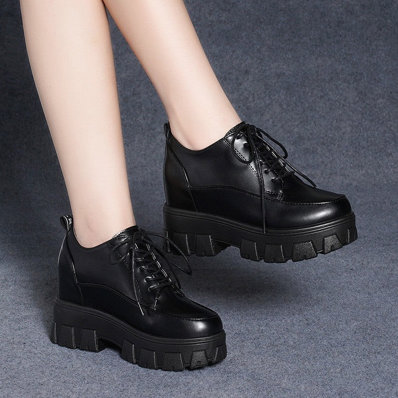 Damen Plateausneaker mit glänzender Oberfläche und robustem Sohlenprofil EB