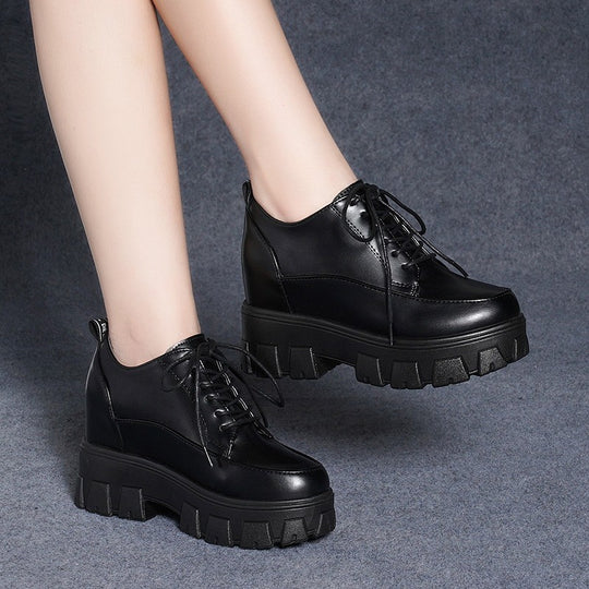 Damen Plateausneaker mit glänzender Oberfläche und robustem Sohlenprofil EB