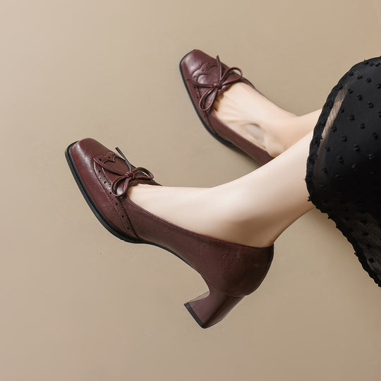 Damen elegante Pumps mit modischer Schleife und klassischer Perforation EB