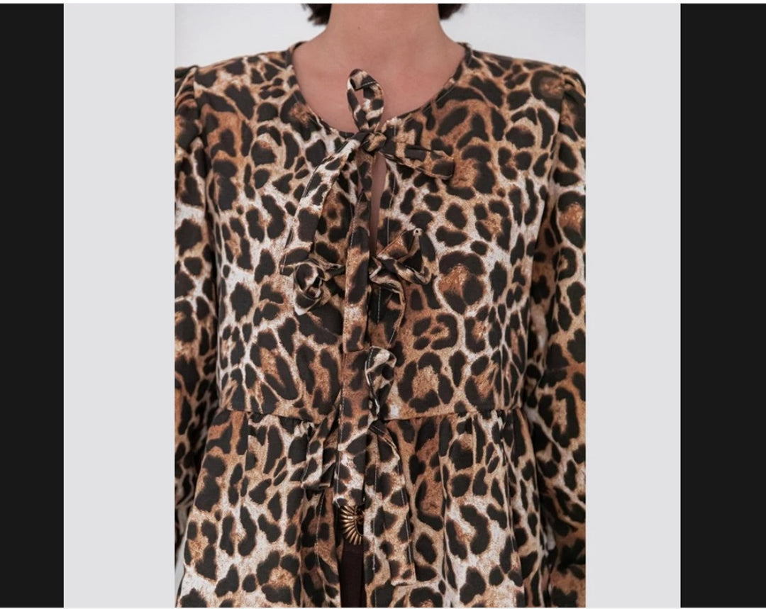Damen Bluse mit Leopardenmuster und eleganten Rüschendetails EB