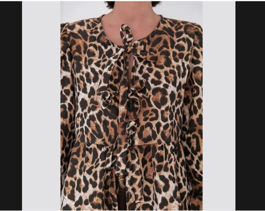 Damen Bluse mit Leopardenmuster und eleganten Rüschendetails EB