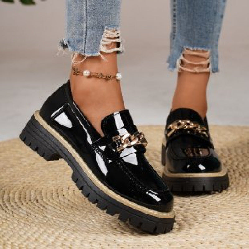 Damen Modische und komfortable Slipper mit glänzendem Obermaterial und Kettenakzent EB